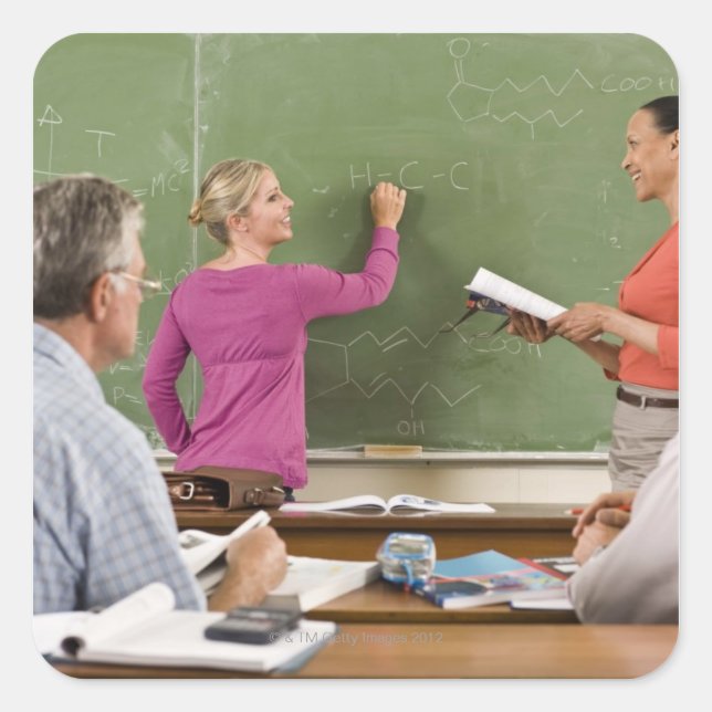 Pegatina Cuadrada Estudiantes y profesor en sala de clase (Anverso)