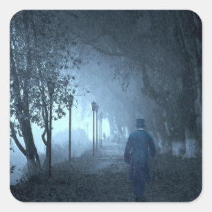 Pegatina Cuadrada Extraño en el parque en niebla nocturna