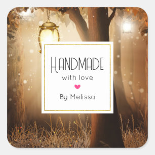 Pegatina Cuadrada Fabricado a mano con amor Bosque mágico y luces de