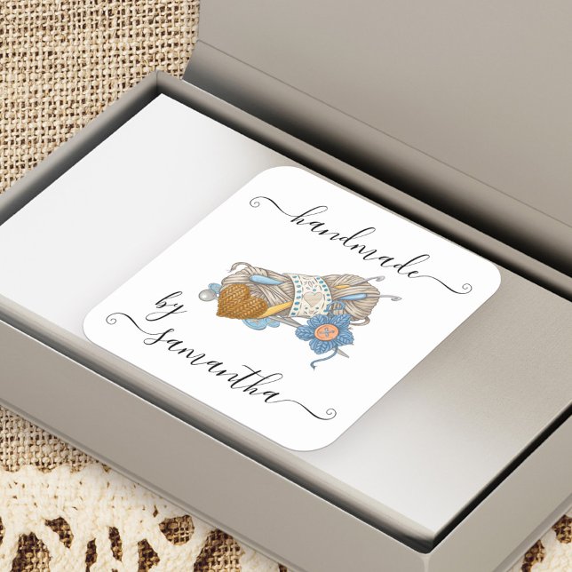 Pegatina Cuadrada Fabricado a mano por el nombre personalizado de lo (Handmade by .. labels for handcrafted products)