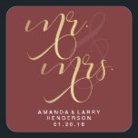 Pegatina Cuadrada Fancy Gold Mr. y Mrs. Wedding Stickers<br><div class="desc">Encima de tus favores matrimoniales con estos Fancy Burgundy y Gold Mr. y Mrs. Wedding Stickers. Esta plantilla se puede personalizar para que se ajuste a la paleta de color boda con el color de fondo y el área de texto editable.</div>