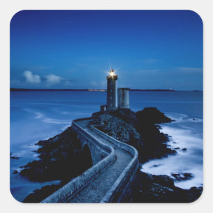 Pegatina Cuadrada Faro en la pared en el océano por la noche