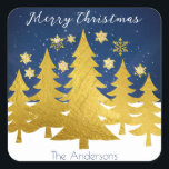Pegatina Cuadrada Faux Gold Christmas Trees in Winter Snow Festive<br><div class="desc">Estos atractivos stickers de Navidad presentan un diseño contemporáneo de falsos árboles dorados de Navidad en la nieve fresca de invierno, debajo de un oscuro cielo azul nocturno con estrellas. El saludo festivo en la parte superior del pegatina es 'Feliz Navidad', en elegante tipografía de escritura blanca. Personalice la redacción...</div>
