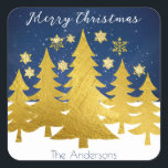 Pegatina Cuadrada Faux Gold Christmas Trees in Winter Snow Festive<br><div class="desc">Estos atractivos stickers de Navidad presentan un diseño contemporáneo de falsos árboles dorados de Navidad en la nieve fresca de invierno, debajo de un oscuro cielo azul nocturno con estrellas. El saludo festivo en la parte superior del pegatina es 'Feliz Navidad', en elegante tipografía de escritura blanca. Personalice la redacción...</div>