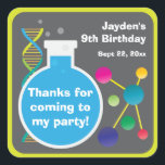 Pegatina Cuadrada Favor de fiesta de cumpleaños de Mad Science Lab<br><div class="desc">Estos son pegatinas divertidos para usarlos en una ciencia loca o en una fiesta de cumpleaños de científicos. El diseño incluye un vaso de precipitados redondo con líquido azul, hélice de ADN y moléculas de átomo. El fondo es un gris oscuro con un borde verde limón. Personalice estos pegatinas de...</div>