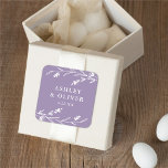 Pegatina Cuadrada Favor de la Boda de Flor Silvestre Rústica De Lava<br><div class="desc">Este encantador pegatina rústico de novios cuenta con un bonito fondo de lavanda morado con flores silvestres blancas y una tipografía elegante. Es el diseño perfecto para una boda rústica y elegante,  y se coordina con nuestra colección de Flores Rústicas...  Vea la colección de diseño para obtener más elementos.</div>
