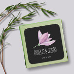 Pegatina Cuadrada Favor de la boda floral de la magnolia púrpura en<br><div class="desc">Pegatinas personalizados con una hermosa acuarela de flores de magnolia morada y tu texto para cualquier ocasión con letras blancas de moda en un fondo negro, perfecto para favores de boda, ducha de novia, sellos para invitados a la boda y más. Disponible en diferentes formas. ELEMENTOS COINCIDENTES EN nuestra tienda....</div>