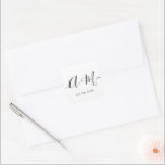 Pegatina Cuadrada Fecha de boda personalizada de script de monograma<br><div class="desc">Elevar los detalles de su boda con el Pegatina de fecha de boda personalizada con el guión Minimalista del monograma. Este elegante y personalizado pegatina le aporta un toque de sofisticación a su papelería boda, permitiéndole mostrar su monograma y fecha boda de una manera sencilla pero impactante. El pegatina presenta...</div>