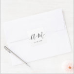 Pegatina Cuadrada Fecha de boda personalizada de script de monograma<br><div class="desc">Elevar los detalles de su boda con el Pegatina de fecha de boda personalizada con el guión Minimalista del monograma. Este elegante y personalizado pegatina le aporta un toque de sofisticación a su papelería boda, permitiéndole mostrar su monograma y fecha boda de una manera sencilla pero impactante. El pegatina presenta...</div>