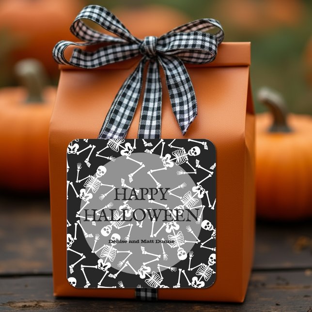 Pegatina Cuadrada Felices esqueletos de baile de Halloween (Skeletons on black personalized square stickers feature the wording BONE APPÉTIT)