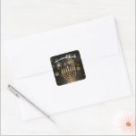 Pegatina Cuadrada Feliz Hanukkah Gold Star de David Menorah Black<br><div class="desc">¡Eleven sus festividades de Hanukkah con estos pegatinas de la moda Hanukkah! Con un diseño elegante con una estrella de oro radiante de David y Menorah ambientado con un sofisticado fondo negro, estos pegatinas son perfectos para decorar regalos, tarjetas, sobres y añadir un toque de elegancia a sus celebraciones de...</div>