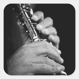 Pegatina Cuadrada Flauta jugada en blanco y negro por gitanos