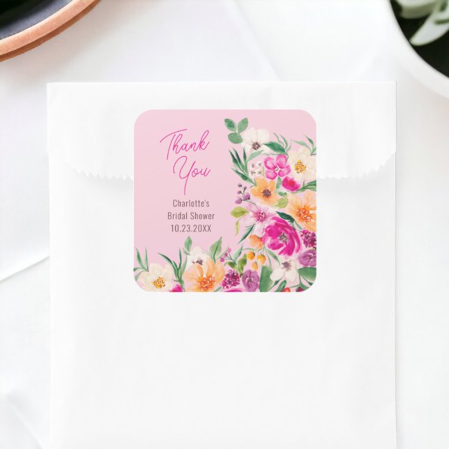Pegatina Cuadrada Flores salvajes brillantes guión de flores de novi (Bright bold wild flowers script bridal shower square sticker on pastel pink)