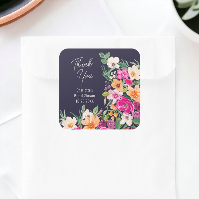 Pegatina Cuadrada Flores salvajes brillantes guión de flores de novi (Bright bold wild flowers script bridal shower square sticker on navy blue)