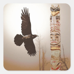 Pegatina Cuadrada Flying Raven & Totem-Pole Fantasy Art