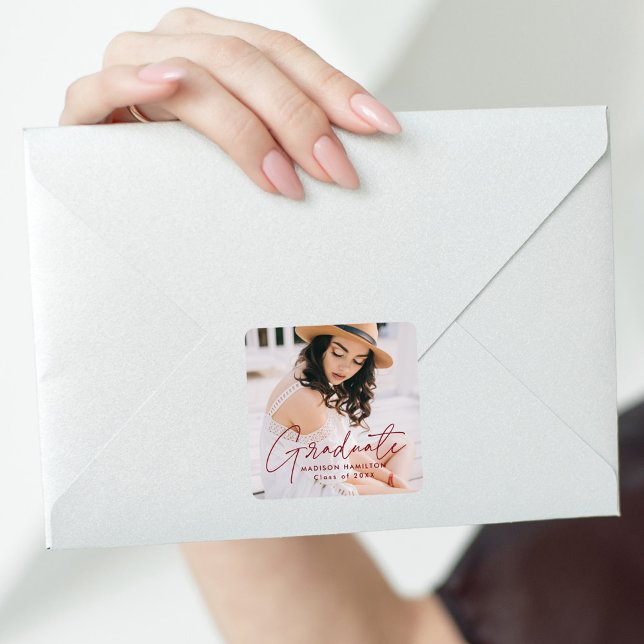 Pegatina Cuadrada Foto de graduación con letra moderna de Burdeos (Subido por el creador)