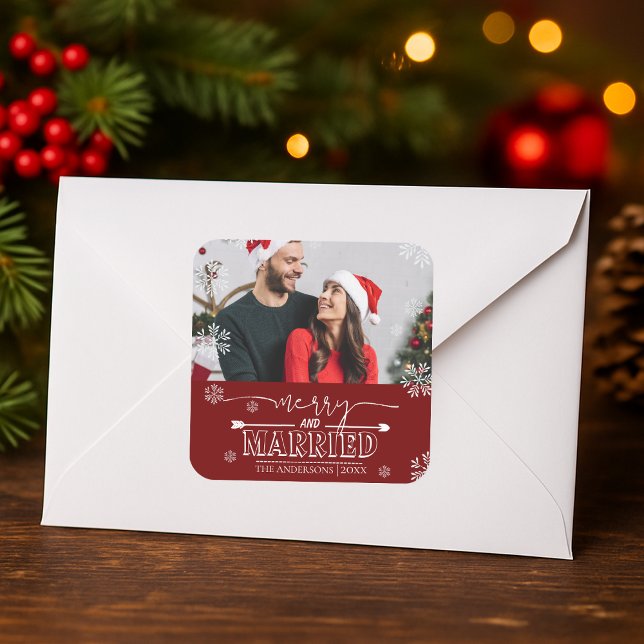 Pegatina Cuadrada Foto de recién casados navideña roja alegre y casa (Newlywed Christmas Red Merry & Married Photo Square Sticker)