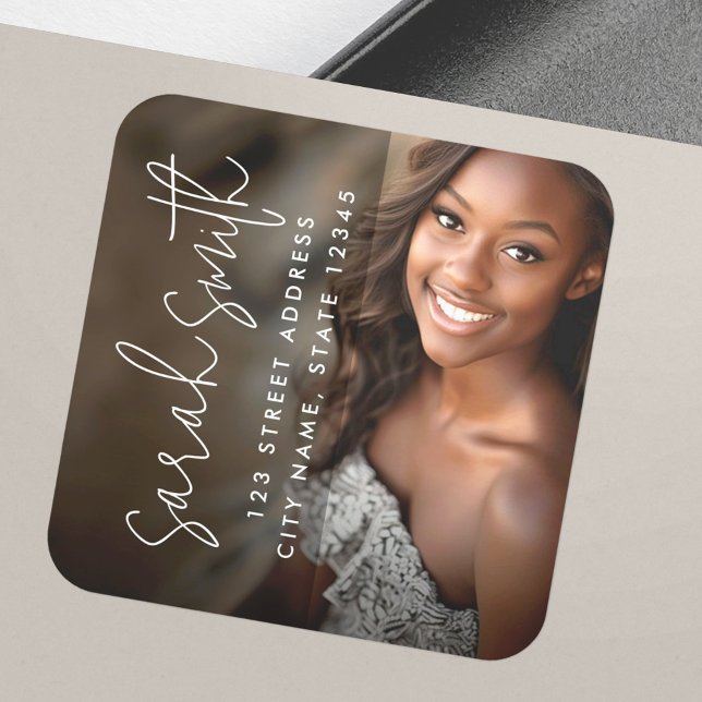 Pegatina Cuadrada Foto moderna dirección de regreso de graduado con  (Modern photo dark overlay graduate return address square sticker)