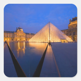 Pegatina Cuadrada Francia, París. El museo del Louvre al anochecer.