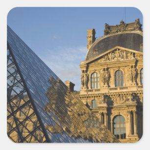 Pegatina Cuadrada Francia, París, el Museo del Louvre y la Pirámid