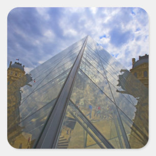 Pegatina Cuadrada Francia, París. Nubes se reflejan en el Louvre
