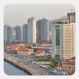 Pegatina Cuadrada Frente al mar con la silueta de la ciudad de Yanta