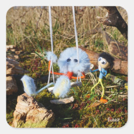 Pegatina Cuadrada Fubby monster op de schommel.