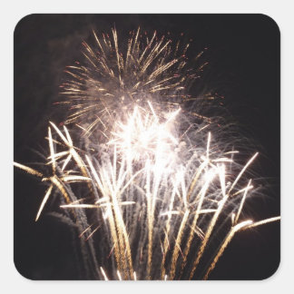 Pegatina Cuadrada Fuegos artificiales blancos y dorados en celebraci