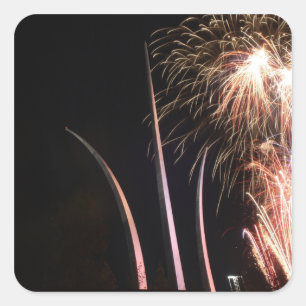 Pegatina Cuadrada Fuegos artificiales iluminan el monumento a la Fue