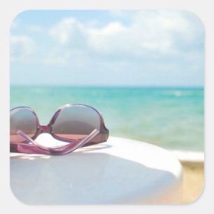 Pegatina Cuadrada Gafas de sol en la playa
