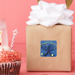 Pegatina Cuadrada "Game On" con raquetas azules y bolas de tenis