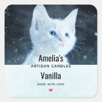 Gatito blanco lindo con Bonito de velas azules