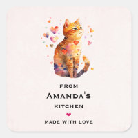 Gatito marrón en una cocina de té