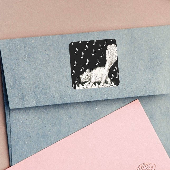 Pegatina Cuadrada Gato blanco que roza la cola en las teclas del pia (Winking cute white cat walking on piano keys white music notes on black square sticker.)