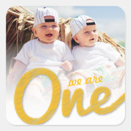 Pegatina Cuadrada Gemelos divertidos del gran boceto amarillo Cumple