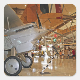 Pegatina Cuadrada Gente visitando el Museo Nacional de Aviación Nava