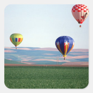 Pegatina Cuadrada Globos aerostáticos coloridos flotan sobre el trig