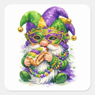Pegatina Cuadrada Gnomo de Mardi Gras comiendo King Cake