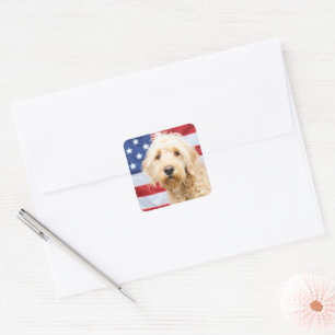 Pegatina Cuadrada Goldendoodle con bandera estadounidense