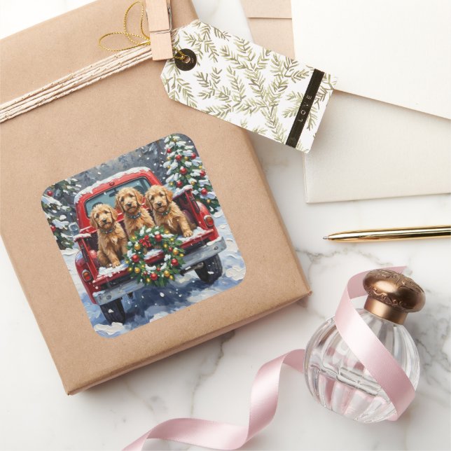 Pegatina Cuadrada Goldendoodle Navidad Camioneta Roja Fiesta (Regalar)
