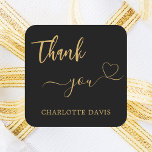 Pegatina Cuadrada Gracias nombre de oro negro de corazón<br><div class="desc">Un fondo negro clásico,  texto dorado. Personaliza y agrega tu nombre. Con el texto: Gracias   un corazón pequeño.</div>