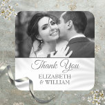 Pegatina Cuadrada Gracias Script Boda Photo Silver Favor<br><div class="desc">Una moda elegante gracias pegatina por personalizarla con su foto boda favorita y sus nombres en la tipografía de plata de moda. Diseñado por Thisisnotme©</div>