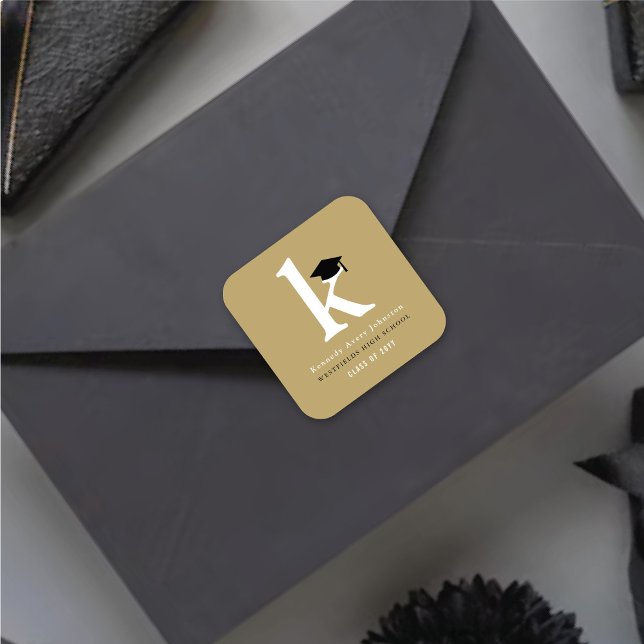 Pegatina Cuadrada Grado clásico simple monograma moderno tapón de gr (Simple Classic Grad Monogram Modern Graduation Cap Classic Round Sticker @ zazzle.com/color_therapy)