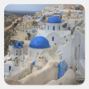 Pegatina Cuadrada Grecia, Santorini. Campanario y cúpulas azules de 