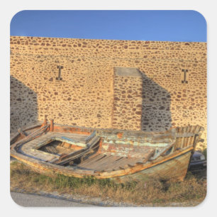 Pegatina Cuadrada Grecia, Santorini, Oia. Antiguo barco pesquero en 