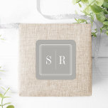 Pegatina Cuadrada Greige Boda Monograma<br><div class="desc">Los clásicos y elegantes pegatinas de monograma de boda son perfectos para sellar sus sobres de invitación,  favores y más. Moda y diseño simple en gris-beige neutro presenta sus iniciales,  monograma o duograma enmarcado por un borde geométrico delgado en blanco. Diseñado para coordinar con nuestra colección de bodas eternos.</div>
