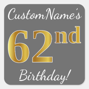 Pegatina Cuadrada Gris, Faux Gold 62nd Birthday + Nombre personaliza