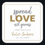 Pegatina Cuadrada Guión Minimalista moderno difunde el favor de la b<br><div class="desc">Los pegatinas modernos sanitizer mano favoritas de boda presentan un guión de broche audaz difundir el amor no el diseño de gérmenes con el nombre y la fecha de la pareja en color negro,  blanco y dorado carbón,  simple y elegante. Ver todas las piezas coincidentes de la colección</div>