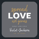 Pegatina Cuadrada Guión Minimalista moderno difunde el favor de la b<br><div class="desc">Los pegatinas modernos sanitizer mano favoritas de boda presentan un guión de broche audaz difundir el amor no el diseño de gérmenes con el nombre y la fecha de la pareja en color negro,  blanco y dorado carbón,  simple y elegante. Ver todas las piezas coincidentes de la colección</div>