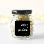 Pegatina Cuadrada Guión Minimalista moderno negro | BODA<br><div class="desc">Estos elegantes y minimalistas stickers de bodas presentan una tipografía de escritura moderna en blanco y un texto sans serif limpio sobre un fondo negro oscuro para un diseño simple y elegante que le encantará.</div>